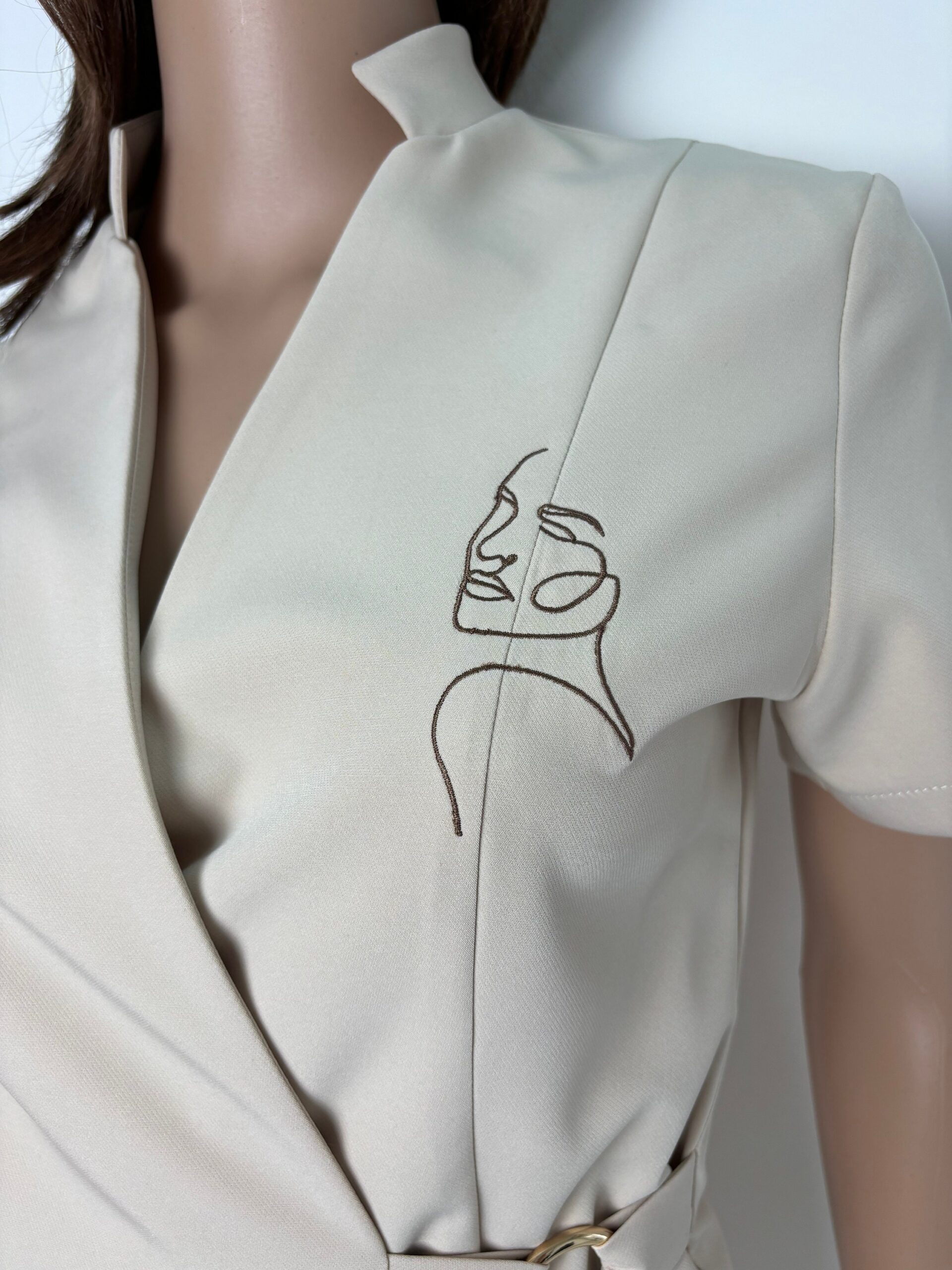 Trendy Witte Tuniek voor de Moderne Schoonheidsspecialiste